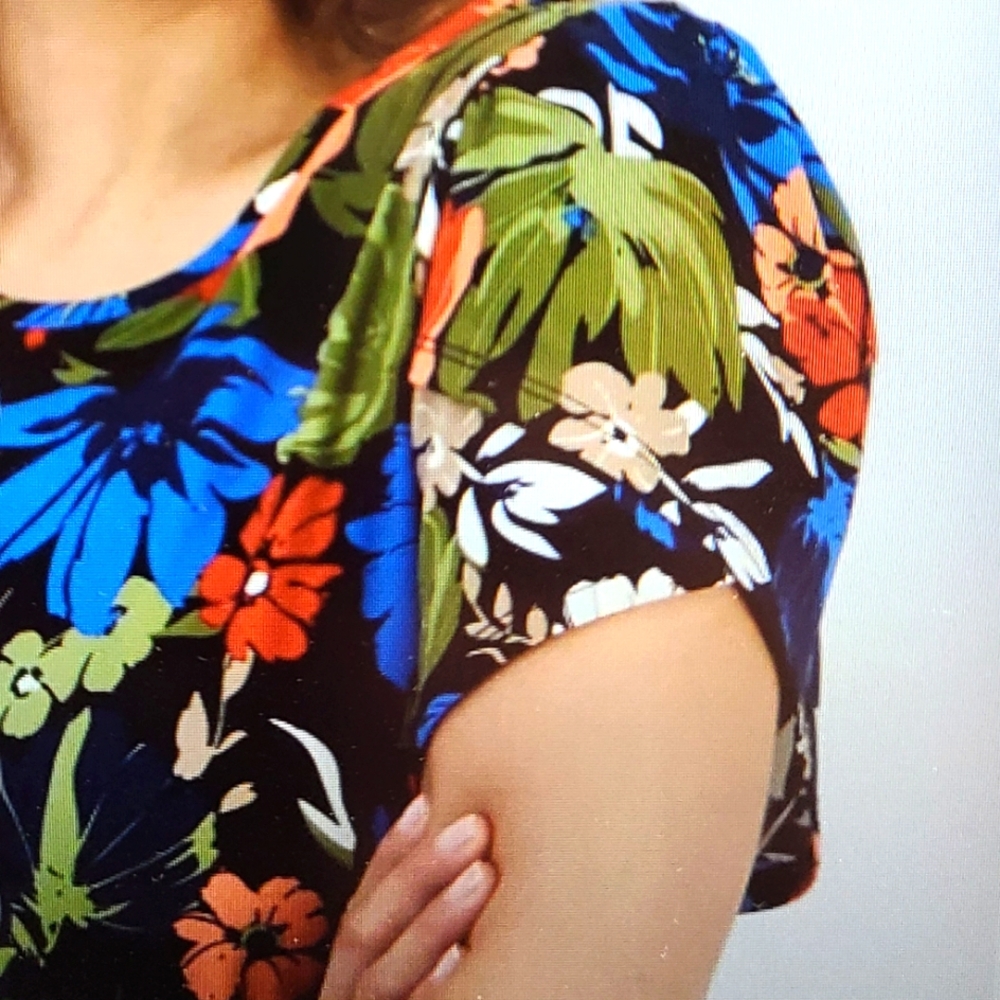 Anne Klein tulip sleeve top - Picture 3 of 7